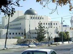 بعد إصدار قرار بتوقيفه.. مواطن يحاول إيذاء نفسه بمكتب قاضي في قصر العدل