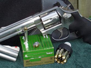 مكافحة التهريب تضبط 8 مسدسات كاتم صوت داخل مركبة