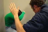 مريض نفسي يضرب ابنته 3 سنوات بقطعة حديد على رأسها ويحاول خنقها