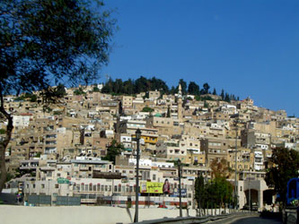 انهيار مقطع صخري في السلط وإخلاء 5 منازل من ساكنيها