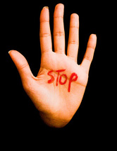 سيارتان متهورتان تتلاعبان بأرواح المواطنين في شارع عبدون