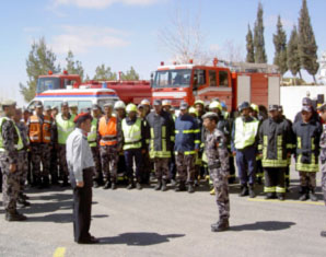 اكتشاف مغارة عميقة أسفل بناية في "الجويدة"..والدفاع المدني يتأهب تحسبا لسقوطها