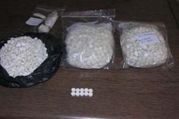 ضبط الآلاف من الحبوب المخدرة في اطار شاحنة بمنطقة الأزرق