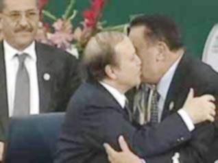 ولا عزاء للمتعصبين..عناق حار بين مبارك وبوتفليقة في قمة نيس