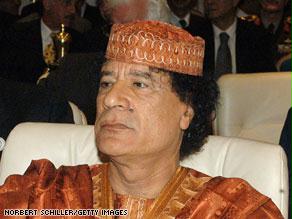 القذافي يمنع المنتخبات والنوادي الليبية من اللعب ضد الفرق المصرية والجزائرية!