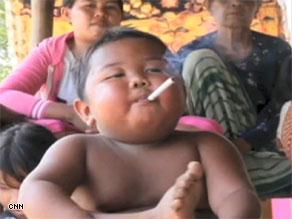 بالفيديو ..طفل صاحب مزاج ويدخن 40 سيجارة يومياً