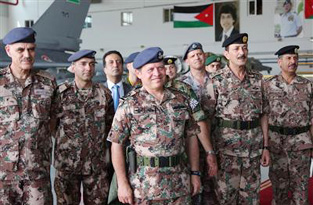 الملك عبدالله الثاني يتابع تمرينا جويا