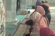 عالم سعودي: يجوز للحائض مس المصحف والذهاب للمساجد