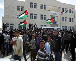 لليوم الخامس على التوالي..معلمو الكرك والطفيلة وعجلون يواصلون اضرابهم