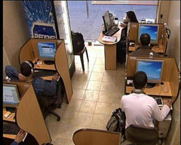 الداخلية تلزم مقاهي الانترنت بتركيب كاميرات مراقبة والاحتفاظ ببيانات مرتاديها لشهور