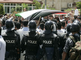 الدرك يفض مسيرة متجهة نحو السفارة الاسرائيلية في عمان