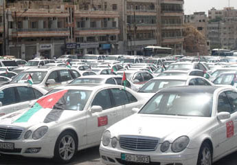 سائقو"السفريات الخارجية" يعتصمون احتجاجاً على شطب سياراتهم كل 6 سنوات