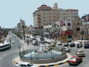 سيدة وطفليها يحاولون الانتحار من على مبنى في اربد للمطالبة بعلاج زوجها