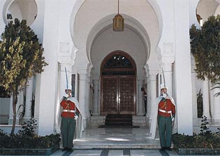 نجل جنرال يحاول اقتحام القصر الرئاسي الجزائري احتجاجا على اغلاق مطعم يملكه