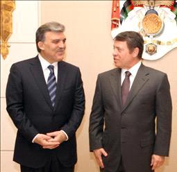 في اتصال هاتفي مع الرئيس جول..الملك يؤكد ضرورة اجراء تحقيق دولى حول الهجوم على القافلة