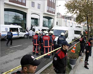 15 مصابا في تفجير حافلة للشرطة بتركيا واعتقال 14 مشتبها بانتمائهم للقاعدة