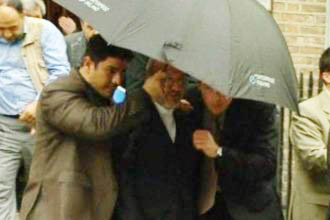 رشق متكي بالبيض واتهامه بالارهاب والديكتاتورية من قبل ايرانيين في ايرلندا