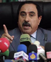 وزير الصحة يتفقد طالبات مشتبه باصابتهن بتسمم غذائي في اربد