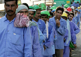 طالبوا بمياه شرب نظيفة ومعاملة انسانية..طرد 250 عاملا هنديا في التجمعات