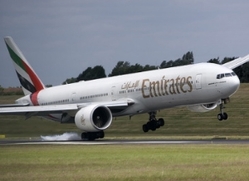 شاب يسافر معلقاً أسفل طائرة العائلة المالكة في دبي