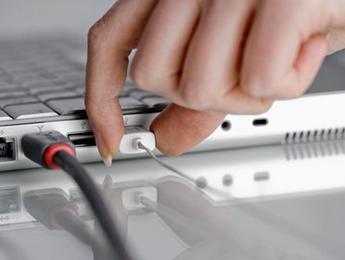 44%  من الأردنيات يقضين أكثر من 7 ساعات على الانترنت