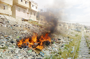 حرق النفايات في الحاويات بين الاحياء السكنية يهدد سلامة محافظات الشمال كافة