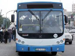 الحكومة تدرس دعم طلبة الجامعات من خلال منح خصومات على أجور النقل