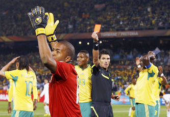 طرد حارس جنوب أفريقيا وهزيمة نكراء للبلد المضيف أمام الأوروغواي