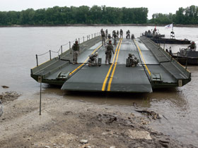 "معاريف": الجيش الإسرائيلي يشتري جسوراً عائمة لعبور نهر الأردن