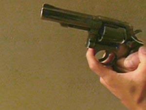 رجل يطلق النار على عائلة في "النزهة" وآخر يصاب في رأسه بالسلط