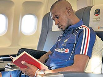 في لقطة رائعة .. مدافع الديوك يفضل قراءة القرأن أثناء رحلته لجنوب إفريقيا