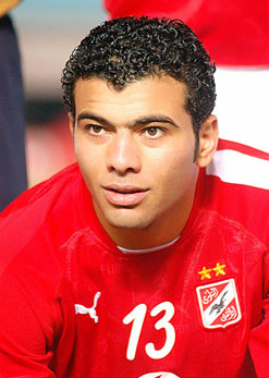 مطالبات بسحب جنسية عماد متعب بعد اتهامه بالتطبيع