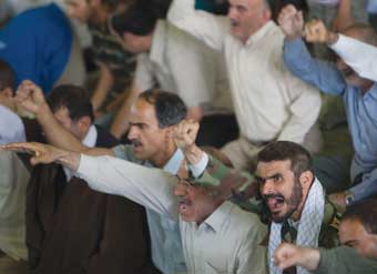 إسرائيل وأمريكا يدقان طبول الحرب.."12" بارجة حربية تعبر قناة الخليج