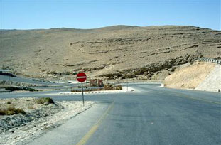 مواطن يغلق الشارع الرئيسي في وادي موسى