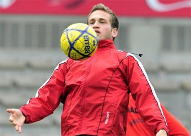 اللاعب الفلسطيني العتال يوقع رسميا للوحدات