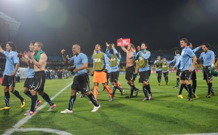 الأوروغواي والمكسيك إلى ثمن النهائي