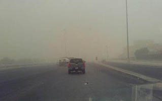 الامن يغلق طريق "الرويشد-الكرامه" بسبب انعدام الرؤيه والغبار الكثيف