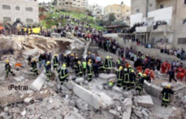 إخلاء عمارة بعد انهيار سور استنادي لمدرسة قيد الانشاء في "البيادر"