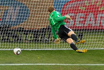 الألمان يتأهلون على حساب الإنجليز بسلاح المرتدات وبخطأ تحكيمي فاضح