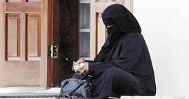 القبض على رجل متسول يتخفى بلباس امرأة