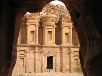 الكشف عن إسرائيليين ينبشون في البتراء فى محاولة لتهويدها