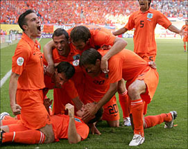 الطواحين الهولندية تشق طريقها إلى ربع النهائي