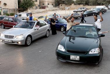 مواكب الخريجين تعطل إطفاء حريق بالسلط وسقوط إحدى الخريجات من سيارتها