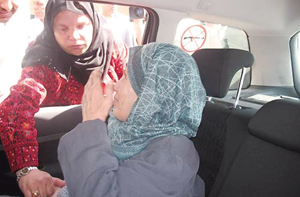 لم شمل عجوز غزية مع ابنتها في الاردن بعد 10 سنوات من الفراق