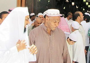 في أول زيارة له منذ إسلامه..تايسون في السعودية لاداء العمرة