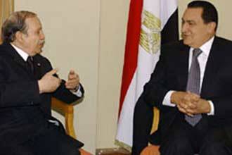 مبارك في الجزائر لأول مرة منذ "الأزمة الكروية" بين البلدين