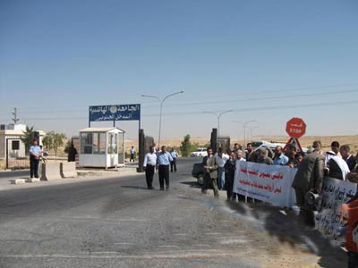 اعتصام أمام "الهاشمية" احتجاجا على "الأرواب الإسرائيلية"