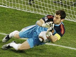 كاسياس : ريينا السبب في تألقي بالتصدي لركلة "كاردوزو"