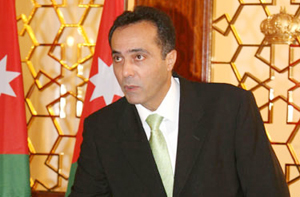 اعتصام 19 عاملة في الشركة العربية لصناعة الادوية احتجاجا على تسريحهن