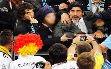 مارادونا يودِّع المونديال بالإشتباك مع جماهير ألمانيا